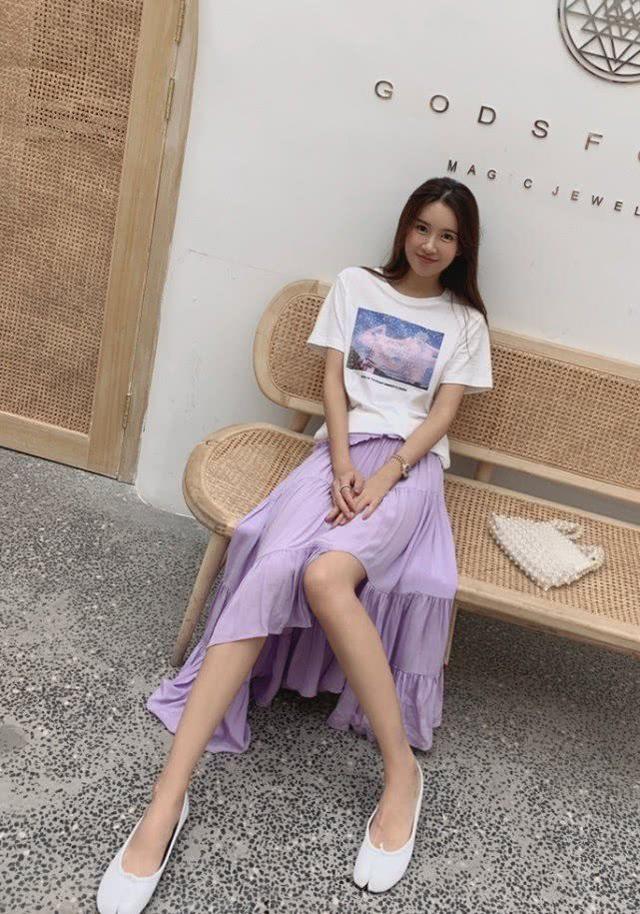 难怪陈赫会看上张子萱!匡威配袜子的腿比小孩都细,谁见了都爱