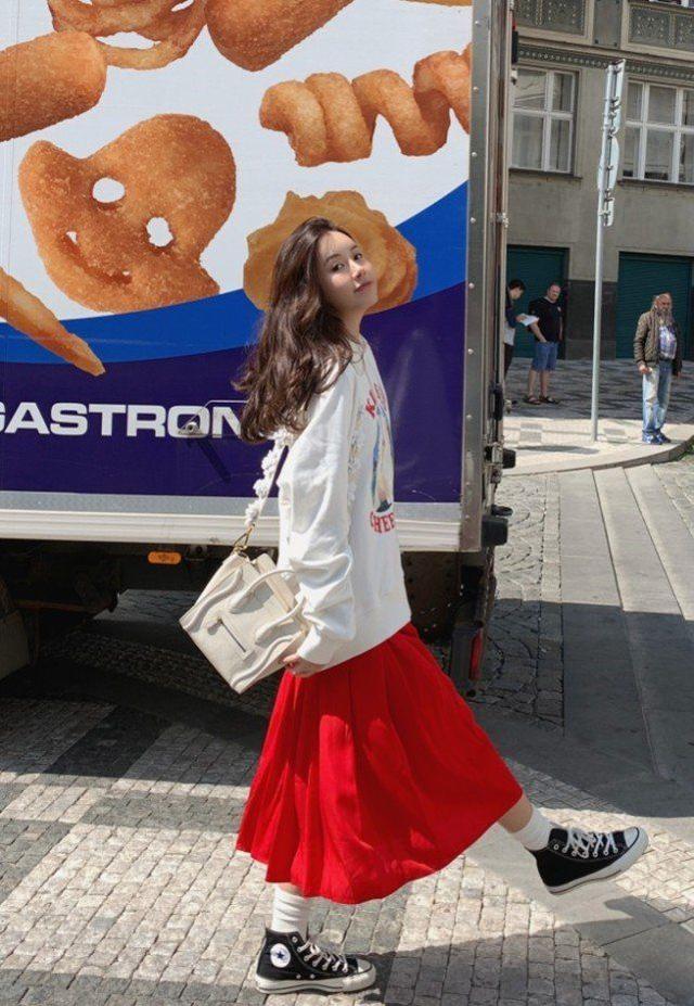 难怪陈赫会看上张子萱!匡威配袜子的腿比小孩都细,谁见了都爱