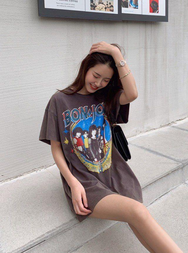 难怪陈赫会看上张子萱!匡威配袜子的腿比小孩都细,谁见了都爱