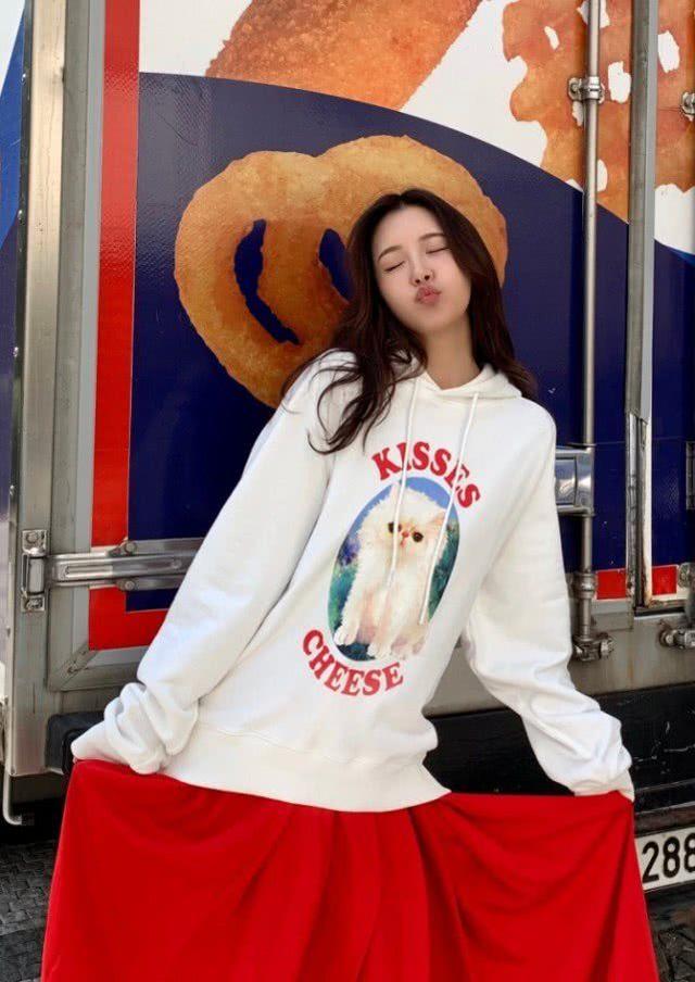 难怪陈赫会看上张子萱!匡威配袜子的腿比小孩都细,谁见了都爱