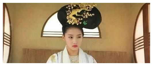 女星古装奇葩造型：关晓彤像缝纫机，杨幂头插鸡毛，最夸张还是她