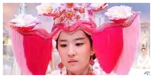 女星古装奇葩造型：关晓彤像缝纫机，杨幂头插鸡毛，最夸张还是她