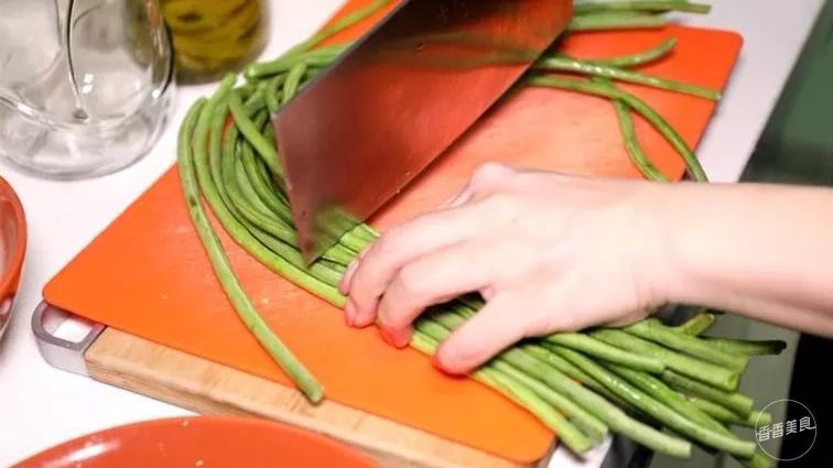一个妙招两味调料，三天后这个家常食材就成了百搭美味