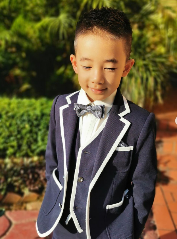应采儿晒儿子帅照，Jasper穿小礼服将上演钢琴秀