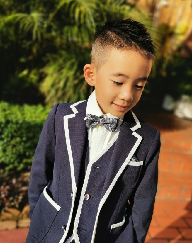 应采儿晒儿子帅照，Jasper穿小礼服将上演钢琴秀