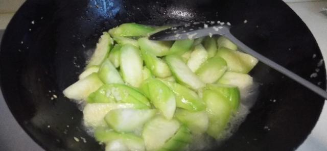 丝瓜和它一起炒，清热杀菌，一家人都爱吃，比鸡鸭鱼肉还要香