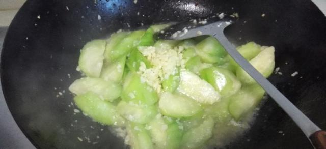丝瓜和它一起炒，清热杀菌，一家人都爱吃，比鸡鸭鱼肉还要香
