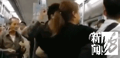 一对男女地铁里站椅子上打架,老人在一旁边吃饼干边看……(视频)