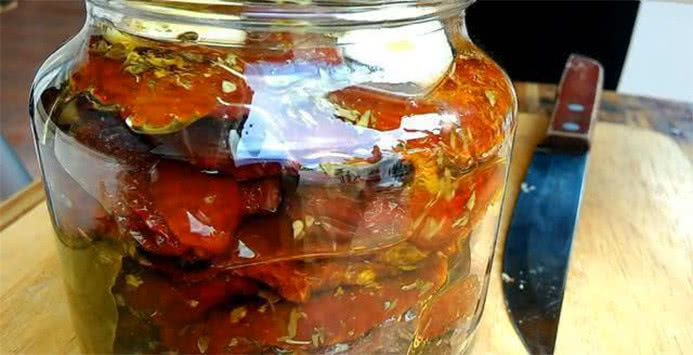 西红柿只会炒鸡蛋？把西红柿装进倒满油的瓶里密封，1年后打开吃