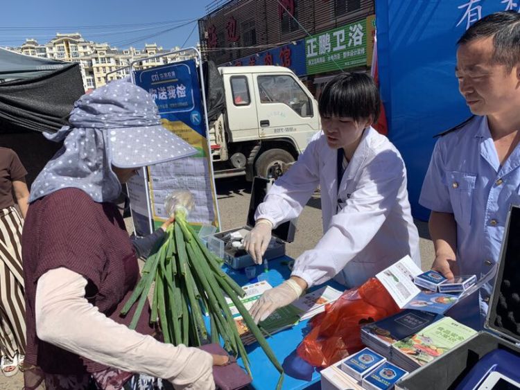食品检测实验室搬进大集，不让瘦肉精、农药残留溜进“菜篮子”