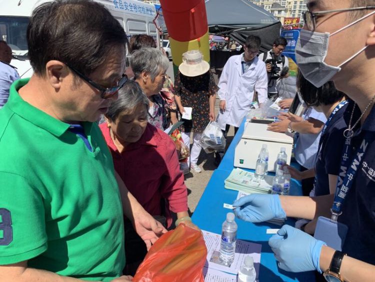 食品检测实验室搬进大集，不让瘦肉精、农药残留溜进“菜篮子”