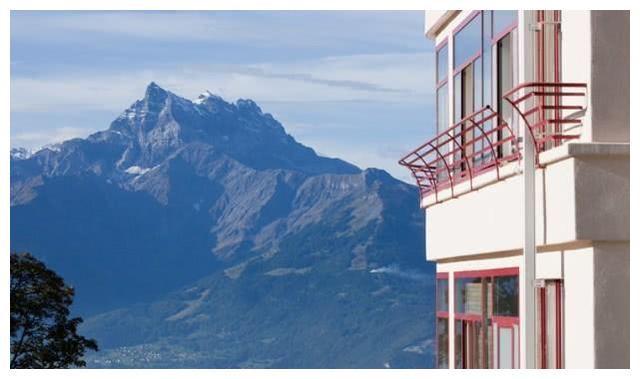 李嫣登贵族学校封面,长得比姐姐更像王菲,校内设施豪华应有尽有