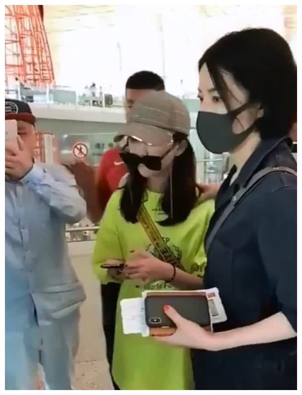 李嫣登贵族学校封面,长得比姐姐更像王菲,校内设施豪华应有尽有