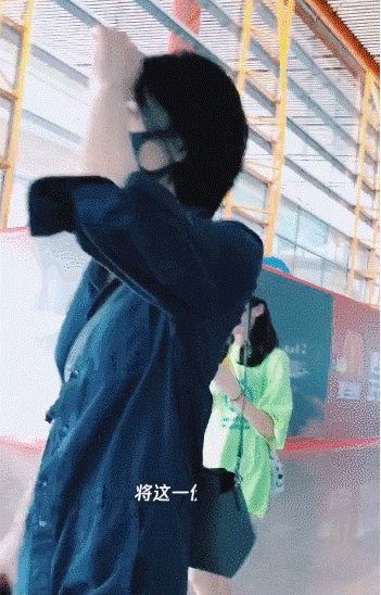 李嫣登贵族学校封面,长得比姐姐更像王菲,校内设施豪华应有尽有