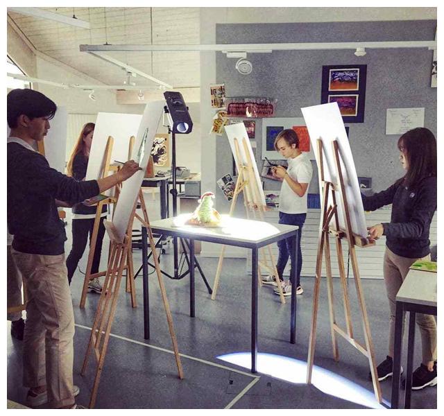 李嫣登贵族学校封面,长得比姐姐更像王菲,校内设施豪华应有尽有