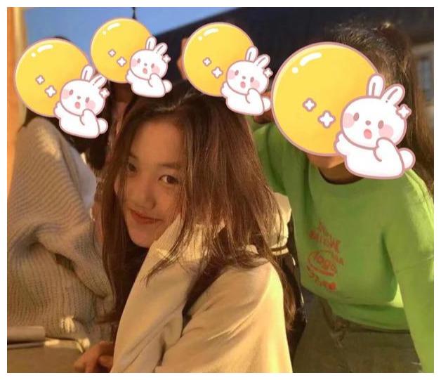 李嫣登贵族学校封面,长得比姐姐更像王菲,校内设施豪华应有尽有