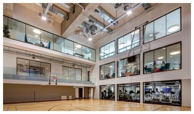 李嫣登贵族学校封面,长得比姐姐更像王菲,校内设施豪华应有尽有