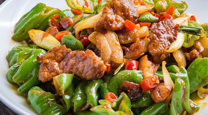 土猪肉和饲料猪肉有啥区别？老农教你一招，看完再也不怕买错了！