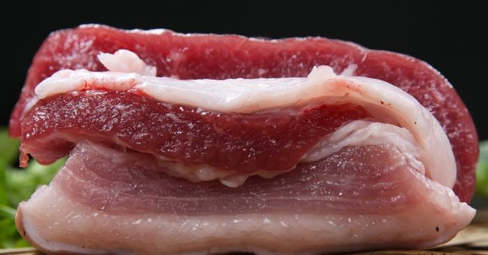 土猪肉和饲料猪肉有啥区别？老农教你一招，看完再也不怕买错了！