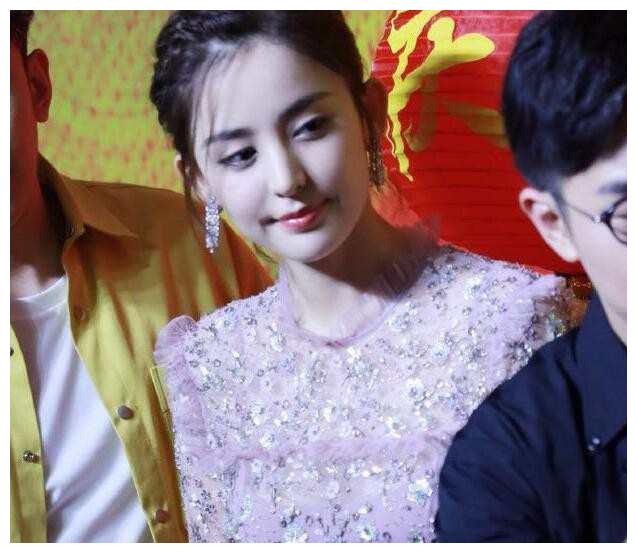古力娜扎亮相电影《缝纫机乐队》北京首映礼，这气质压倒一片！