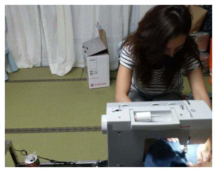 张柏芝勤俭持家补衣服，操练起缝纫机有模有样
