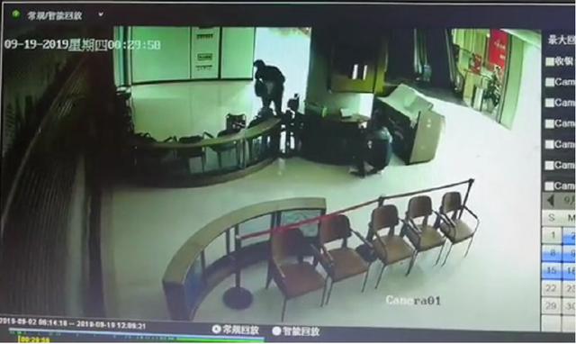 公然盗窃竞品充电柜 怪兽充电工作人员职业道德在哪里？