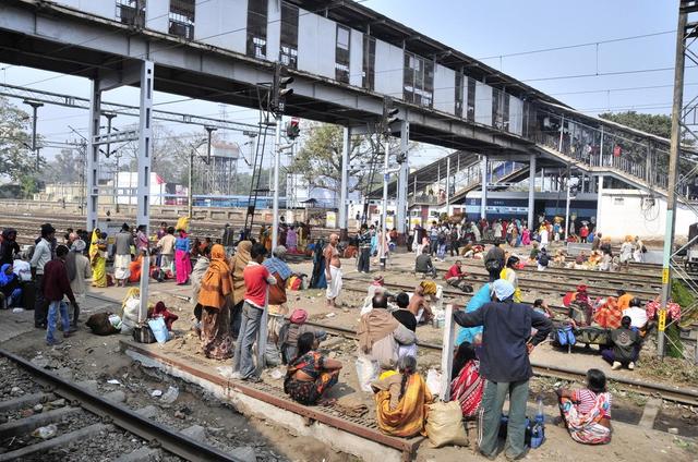 印度的火车与我们想象中并不同，车上不“挂人”，设施也相对齐全