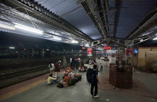 印度的火车与我们想象中并不同，车上不“挂人”，设施也相对齐全