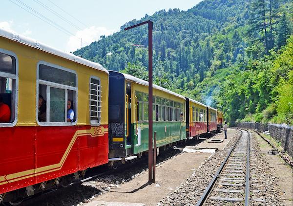 印度的火车与我们想象中并不同，车上不“挂人”，设施也相对齐全