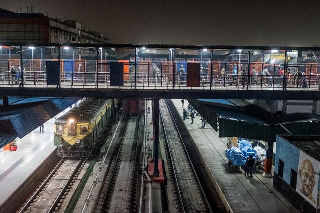 印度的火车与我们想象中并不同，车上不“挂人”，设施也相对齐全