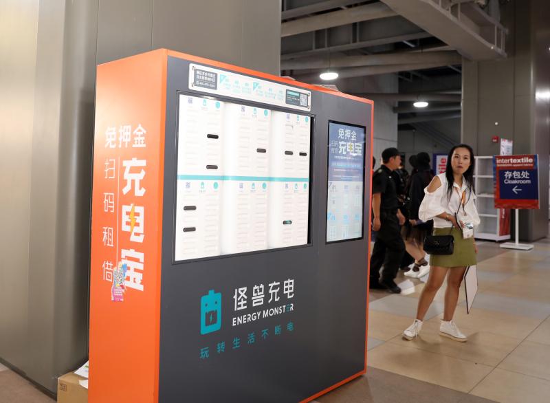 机器人来带路、座椅有充电，还能观赏非遗、中华老字号展示，第二届进博会好逛又好看