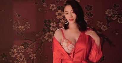 李小冉时隔多年再次代言内衣，性感火辣风采依旧，网友：实力吸晴
