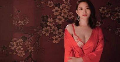 李小冉时隔多年再次代言内衣，性感火辣风采依旧，网友：实力吸晴