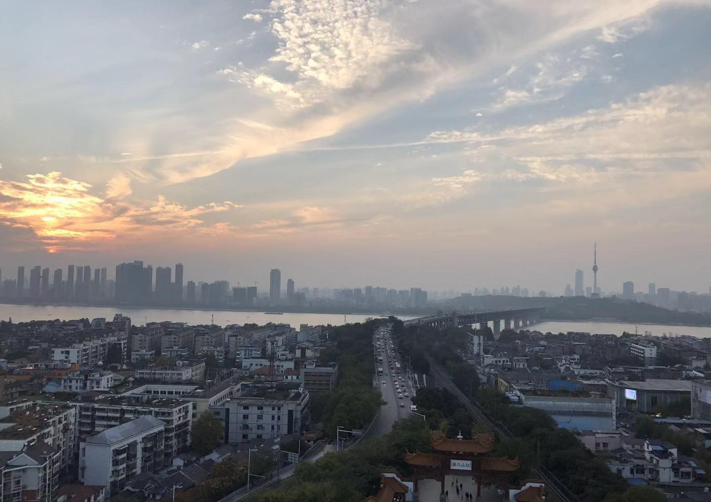 武汉这座新修后装了电梯的黄鹤楼，你会去旅游吗？