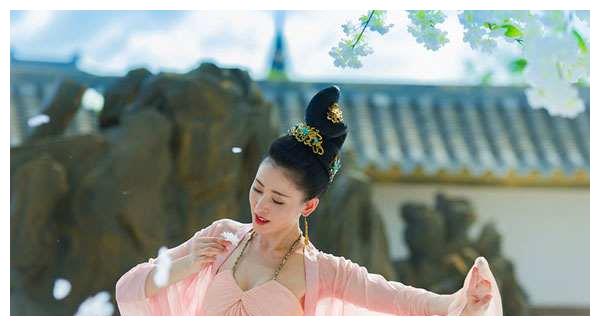 凤囚凰开播关晓彤缝纫机发型辣眼睛，古装剧奇葩造型你最服哪个？