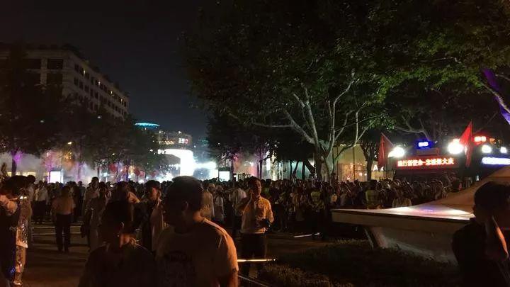 火爆！刚刚，29000人一起逛湖滨步行街！全新音乐喷泉今夜试喷，惊艳四方！