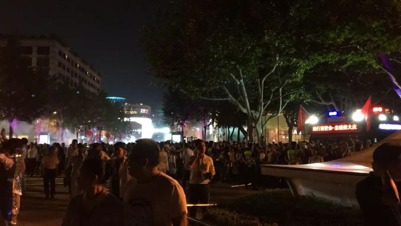 火爆！刚刚，29000人一起逛湖滨步行街！全新音乐喷泉今夜试喷，惊艳四方！