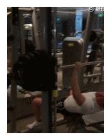 杨坤晒照肌肉饱满让人羡慕，卧推320斤，却被侃“器材检修员”
