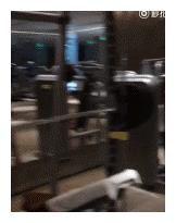 杨坤晒照肌肉饱满让人羡慕，卧推320斤，却被侃“器材检修员”