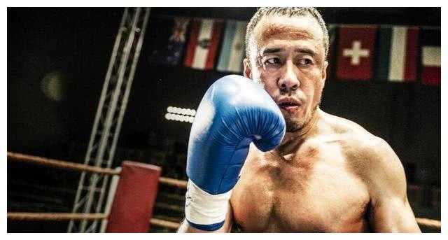 杨坤晒照肌肉饱满让人羡慕，卧推320斤，却被侃“器材检修员”