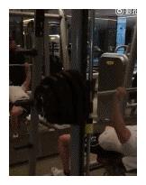 杨坤晒照肌肉饱满让人羡慕，卧推320斤，却被侃“器材检修员”