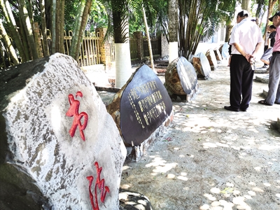 海口一村民自筹资金建石雕文化长廊