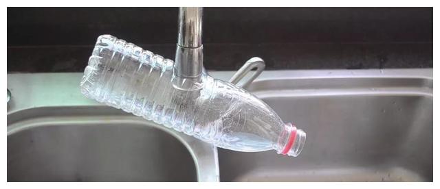 矿泉水瓶别丢，裁个洞套水槽水龙头上，头一次知道有这么多好处