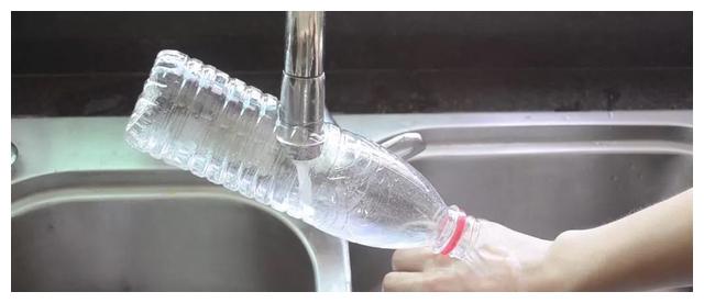 矿泉水瓶别丢，裁个洞套水槽水龙头上，头一次知道有这么多好处