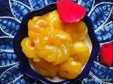 雕梅是用新鲜的梅子加工制成。先用石灰水浸泡梅子