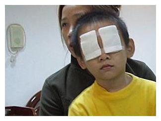 生石灰入眼，妈妈情急之下的做法保住孩子双眼，医生：妈妈很聪明