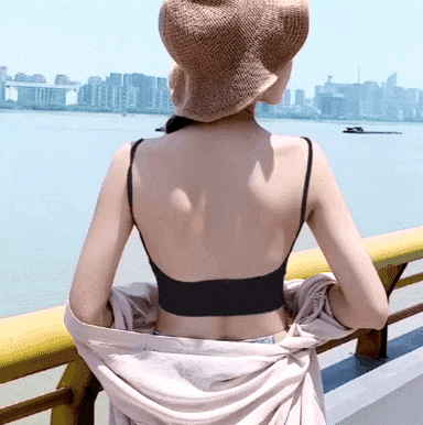 逛街大型尴尬现场：美女，你内衣肩带露出来了！