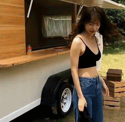 逛街大型尴尬现场：美女，你内衣肩带露出来了！