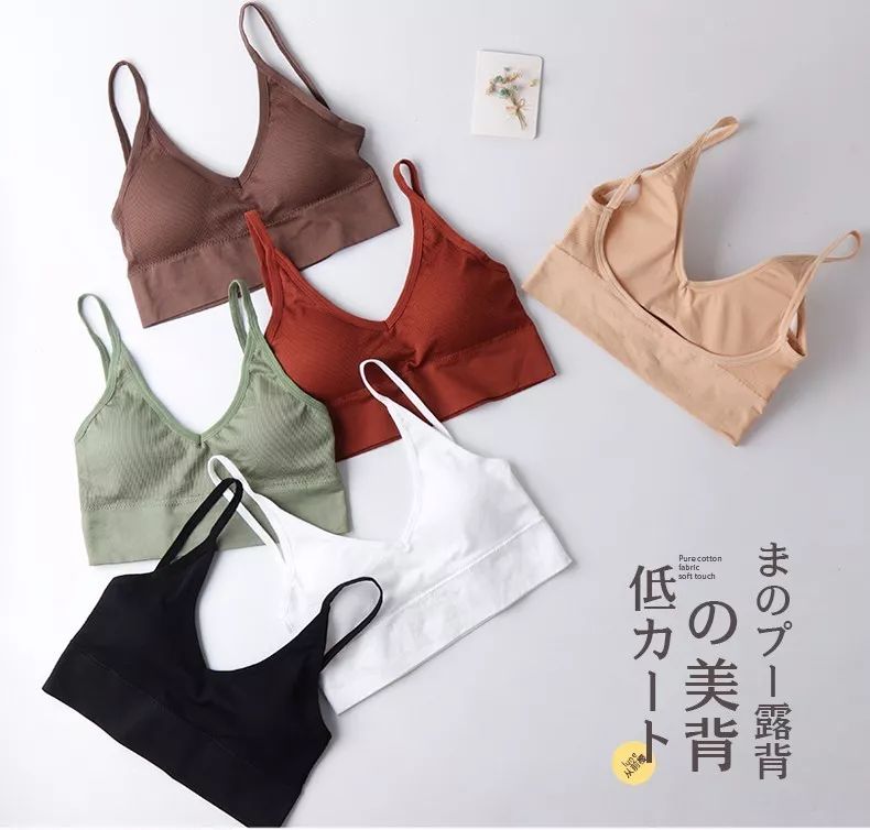 逛街大型尴尬现场：美女，你内衣肩带露出来了！