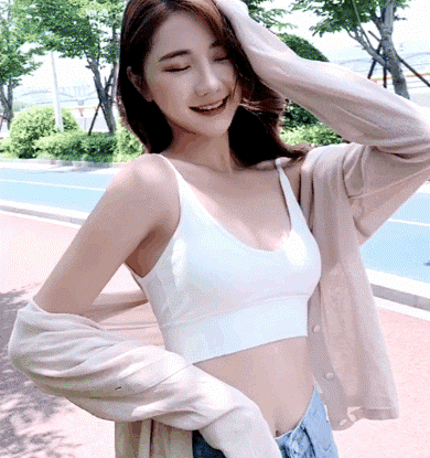 逛街大型尴尬现场：美女，你内衣肩带露出来了！